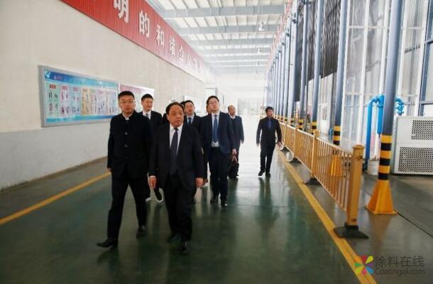 立邦中国工业涂料事业群总裁胡朝晖(左一)参观华建工厂